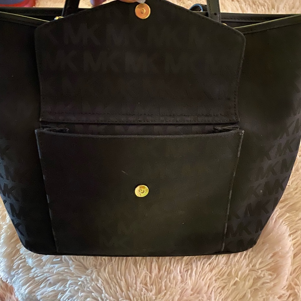 Woman’s Michael Kors black signature handbag - Picture 8 of 8